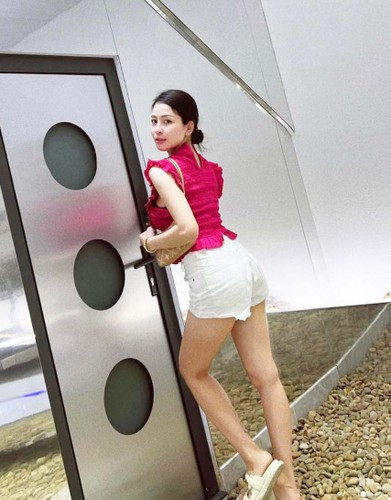 Tuy nhiên, chỉ 2 ngày sau khi chương trình lên sóng, nam streamer đã livestream trên trang cá nhân, thừa nhận không có quan hệ tình cảm gì cùng hot girl Trâm Anh.