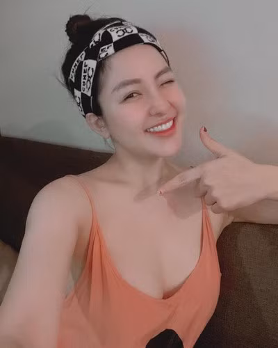 Trở lại từ scandal, trên trang cá nhân, Trâm Anh thường xuyên đăng tải hình ảnh check-in ở những địa điểm du lịch nổi tiếng, dùng đồ hiệu.