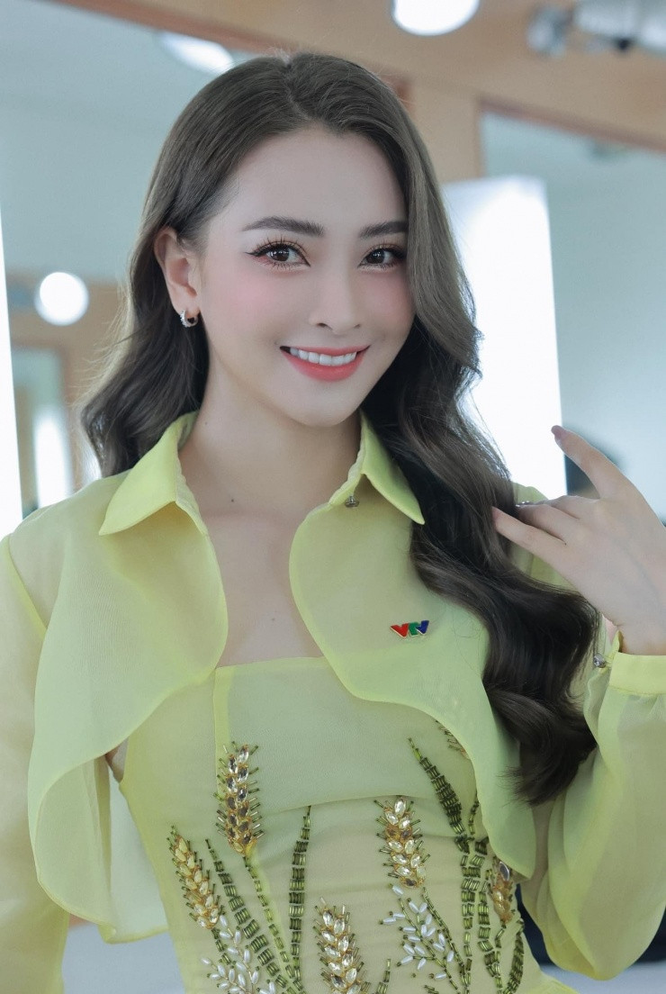 Công việc của tôi vô cùng bận rộn khi là một MC - BTV. Tuy nhiên, cứ đến mùa giải Euro hay những giải đấu lớn, tôi thường không bỏ sót trận đấu nào", nữ MC xinh đẹp chia sẻ trong buổi bình luận EURO 2024.