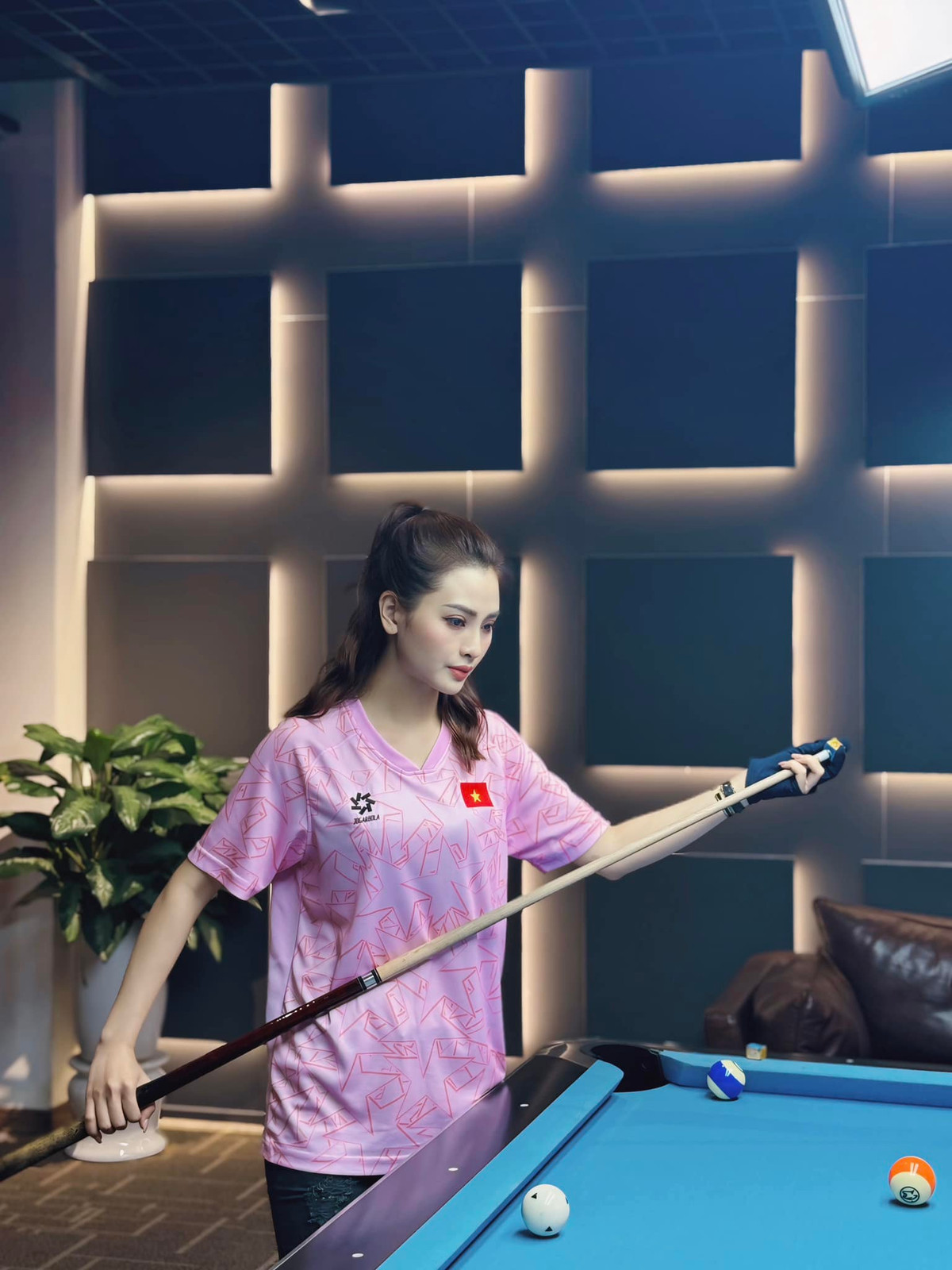 Mù Tạt ghi dấu ấn rất riêng trong lòng người hâm mộ. Có hình thể cân đối, cô thường chọn mặc trang phục tôn dáng ở đời thường.