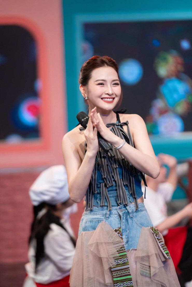 MC Mù Tạt cho biết: "Mùa Euro năm nay cực kỳ hấp dẫn. Việc tôi theo dõi các trận đấu, ăn ngủ cùng Euro trong khi có những anh em bạn bè đồng hành là rất xứng đáng.