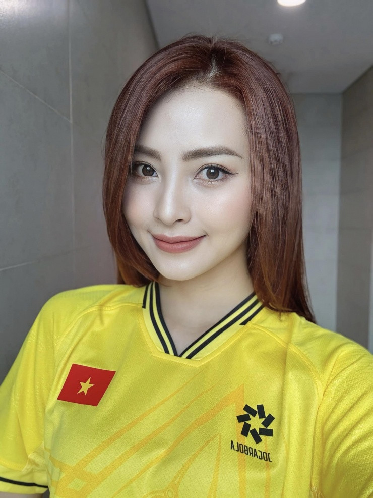 Mù Tạt sở hữu gương mặt đẹp cùng vóc dáng chuẩn, lối dẫn dí dỏm.