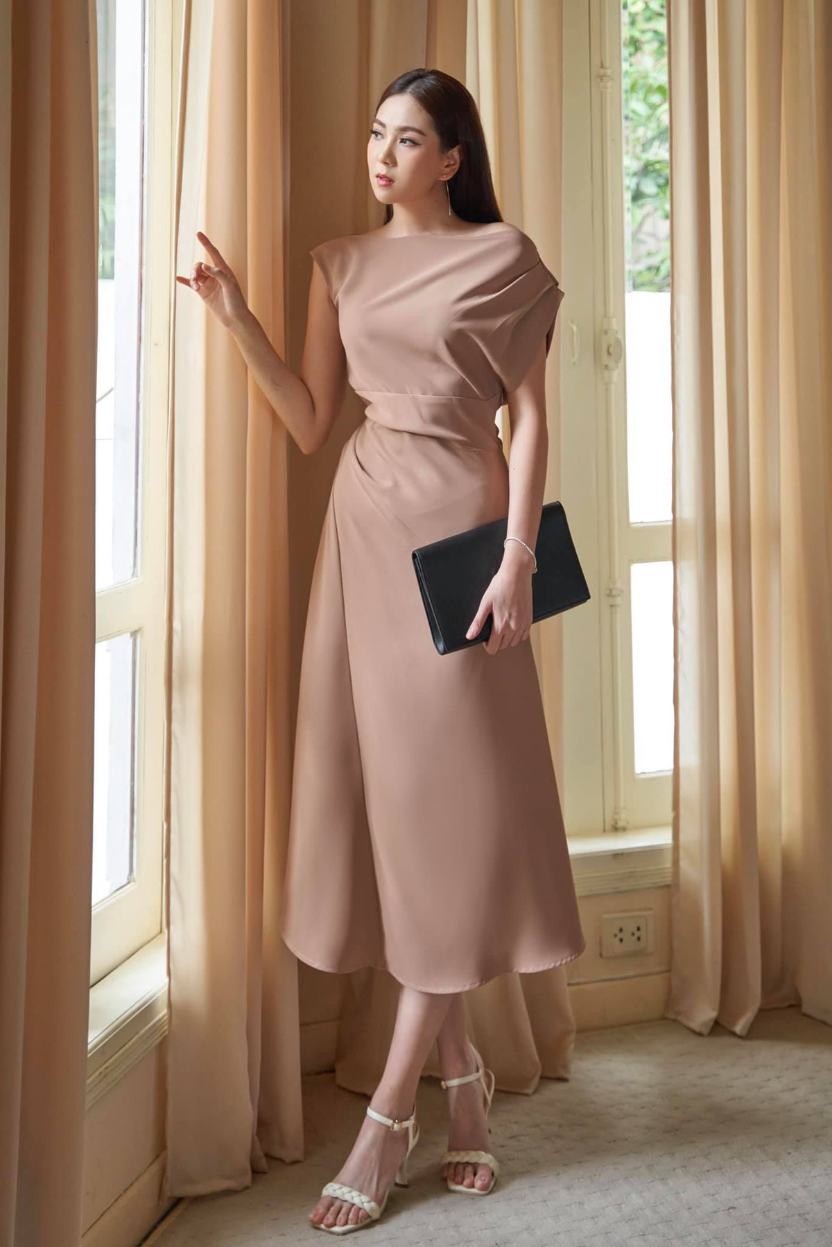 Hình ảnh của Mai Ngọc xuất hiện dày đặc trên truyền thông với vị trí mẫu ảnh và người mẫu, thường xuyên chụp ảnh bìa cho ấn phẩm teen hot nhất lúc đó - Hoa Học Trò.