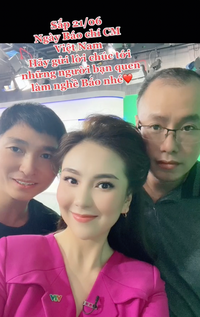 Thay vì sử dụng những thiết bị "triệu đô" trong studio hiện tại của VTV, hoá ra chiếc ghế đẩy văn phòng này lại có tác dụng vô cùng hữu hiệu trong việc tạo ra 1 góc quay đẹp khi lên hình.
