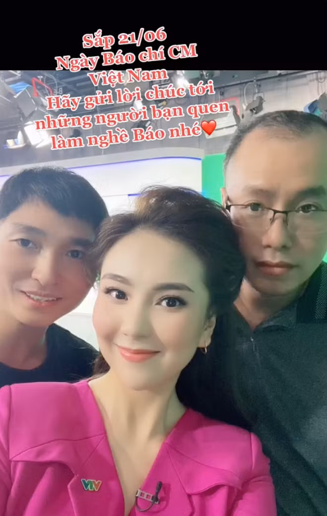Thay vì sử dụng những thiết bị "triệu đô" trong studio hiện tại của VTV, hoá ra chiếc ghế đẩy văn phòng này lại có tác dụng vô cùng hữu hiệu trong việc tạo ra 1 góc quay đẹp khi lên hình.