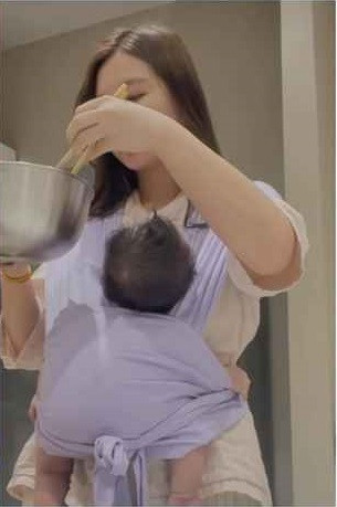 Nhưng nhìn Mẫn Tiên vừa địu con vừa làm việc nhà, cư dân mạng có chút lạ lẫm.