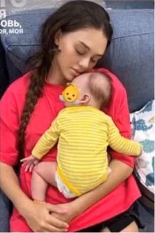 Nếu như trên sàn diễn cô lộng lẫy bao nhiêu thì lúc ở nhà, vợ Bùi Tiến Dũng lại đơn giản bấy nhiêu với mặt mộc, mái tóc tết đơn giản và ngủ gật.