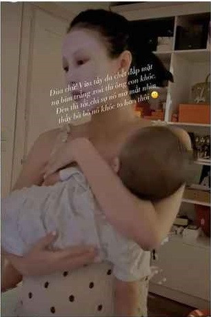 Thời gian dành cho bản thân của Ngọc Châm cũng ít đi, đang đắp mặt nạ mà con khóc thì cũng phải đi bế con thế này đây