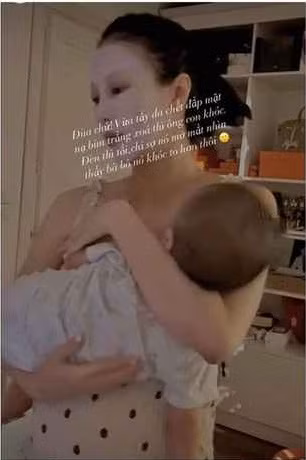 Thời gian dành cho bản thân của Ngọc Châm cũng ít đi, đang đắp mặt nạ mà con khóc thì cũng phải đi bế con thế này đây