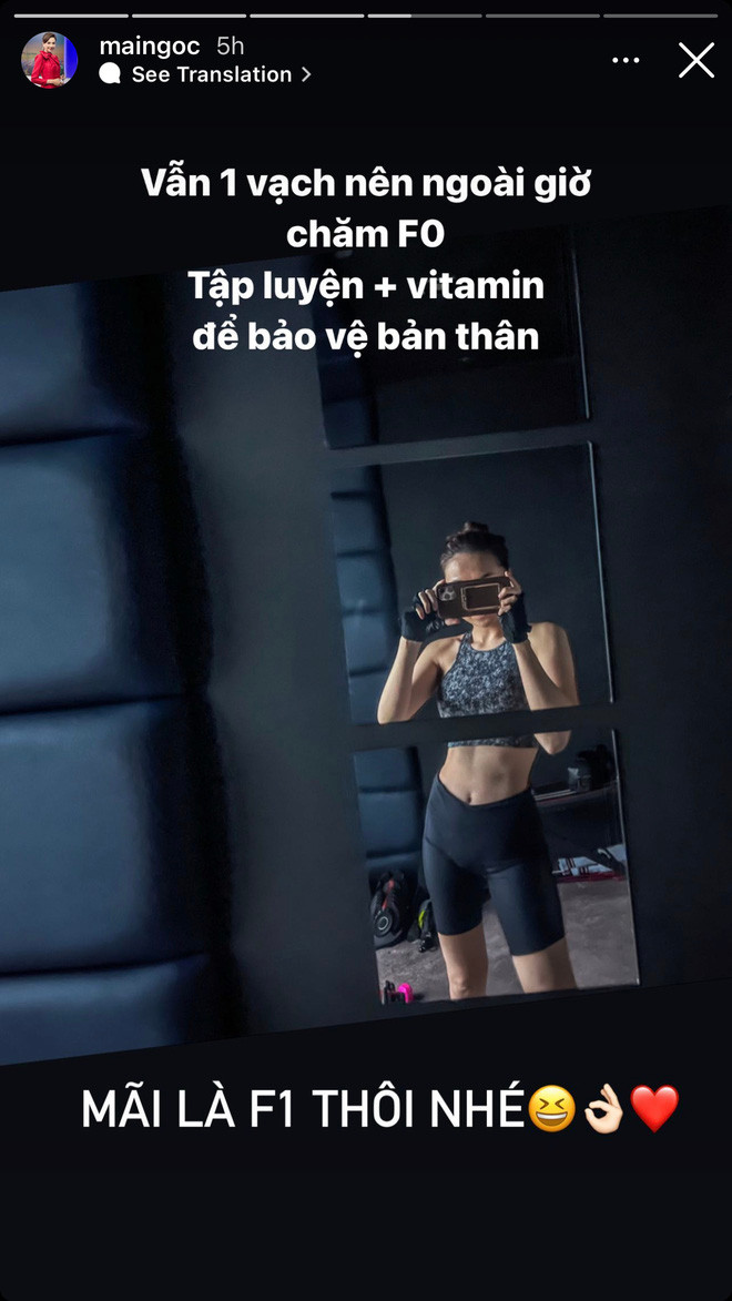 Khi thì Mai Ngọc khoe hình que test nhanh kèm caption: "Cả ngày cả đêm chăm F0, sáng nay test vẫn 1 vạch", lúc lại tung hình ung dung thưởng thức cả bát nho xanh căng mọng và tự tin: "Nhà có 2 người F0, tui vẫn F1 bền vững".