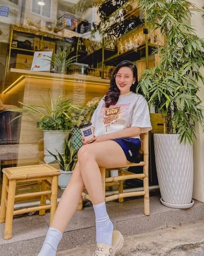 Hot girl từng gây không ít thị phi chỉ giãi bày rằng: "Tôi yêu tôi của lúc này: Biết chăm sóc bản thân và nhan sắc nhưng không xem nó là tất cả!