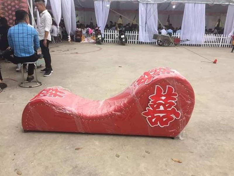 Vô vàn những ý kiến trái chiều về việc tặng ghế tình yêu cho cô dâu chú rể trong đám cưới đã được đưa ra.