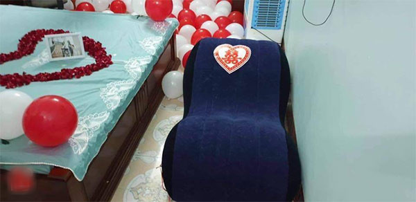 Chiếc ghế tình yêu được đặt ngay ngắn trong phòng cưới.