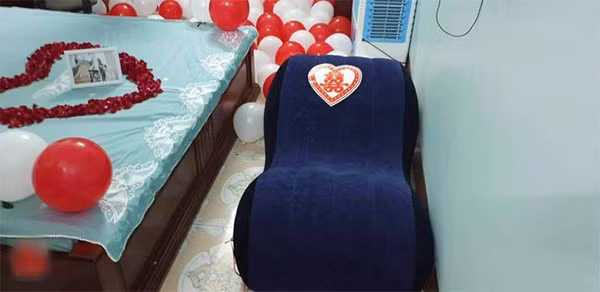 Chiếc ghế tình yêu được đặt ngay ngắn trong phòng cưới.