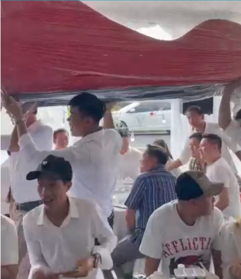 Theo MC dẫn đám cưới chia sẻ, hội bạn thân lầy lội mang theo chiếc "ghế tình yêu" màu đỏ tiến lên sân khấu khiến cô dâu, chú rể cười "toát mồ hôi".