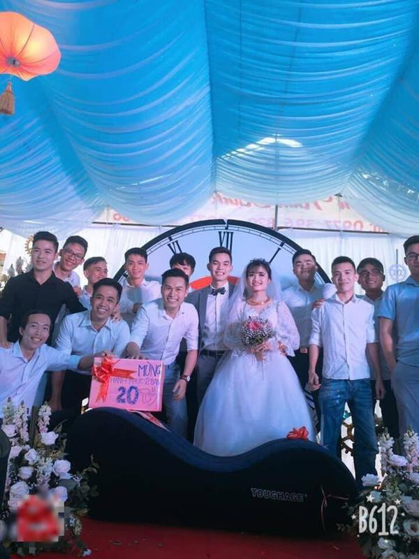 Thế nhưng nhiều người ủng hộ món quà thực tế này bởi chỉ có những người bạn thân mới biết cách để giúp cho ngày vui trọng đại của bạn trở nên đáng nhớ nhất.