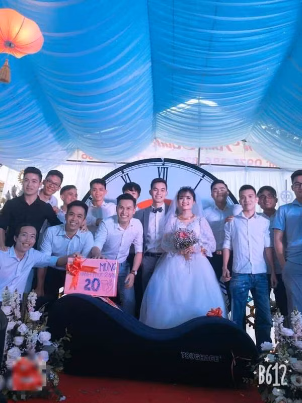 Thế nhưng nhiều người ủng hộ món quà thực tế này bởi chỉ có những người bạn thân mới biết cách để giúp cho ngày vui trọng đại của bạn trở nên đáng nhớ nhất.