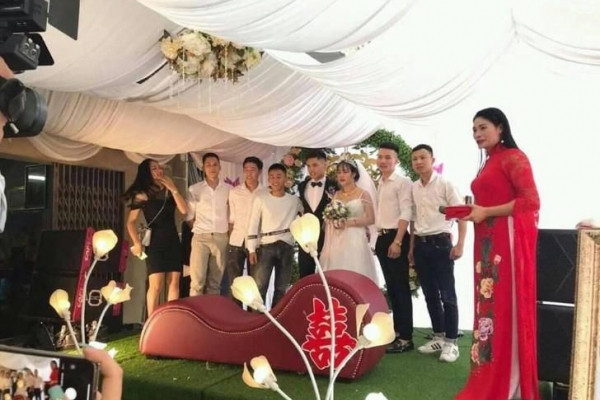 Một nhóm bạn thân từng gây bão mạng khi tặng cô dâu chú rể ghế tình yêu.