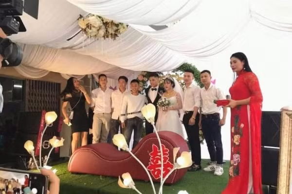 Một nhóm bạn thân từng gây bão mạng khi tặng cô dâu chú rể ghế tình yêu.