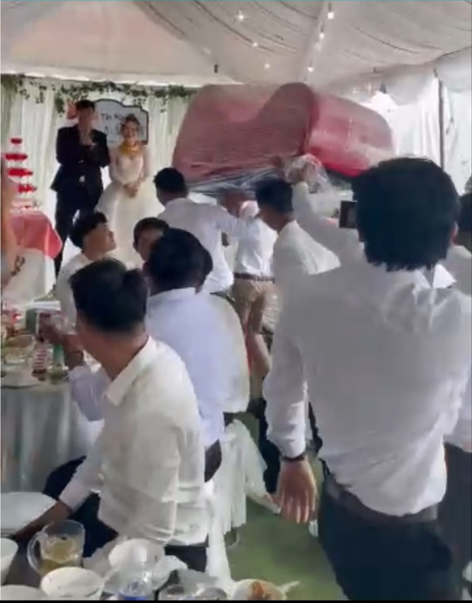 Đoạn clip quà mừng cưới của nhóm bạn thân của cô dâu chú rể nhanh chóng thu hút hàng trăm nghìn lượt xem, bày tỏ cảm xúc và chia sẻ từ cư dân mạng.