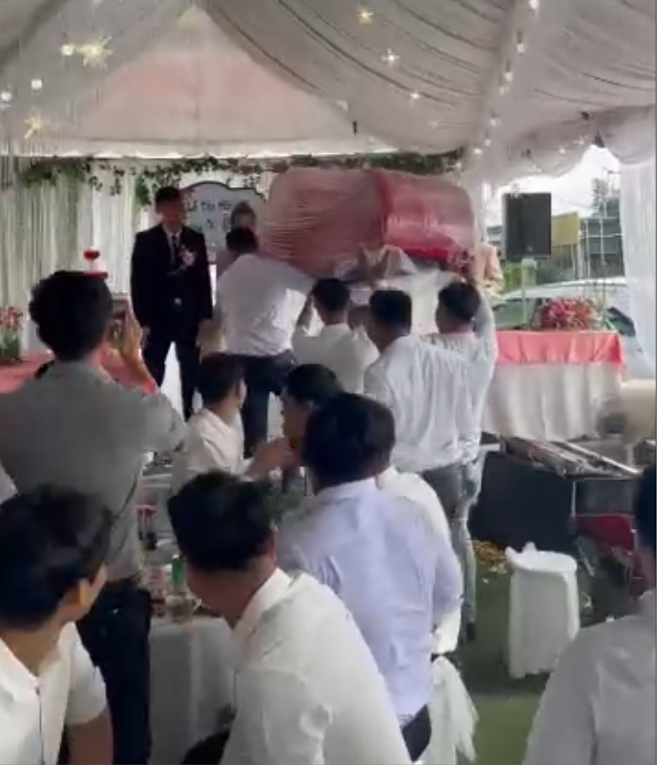 Nhiều người cho rằng hội bạn thân tặng món quà này có phần hơi vô duyên khi khiến cô dâu chú rể e ngại trước quan viên hai họ.