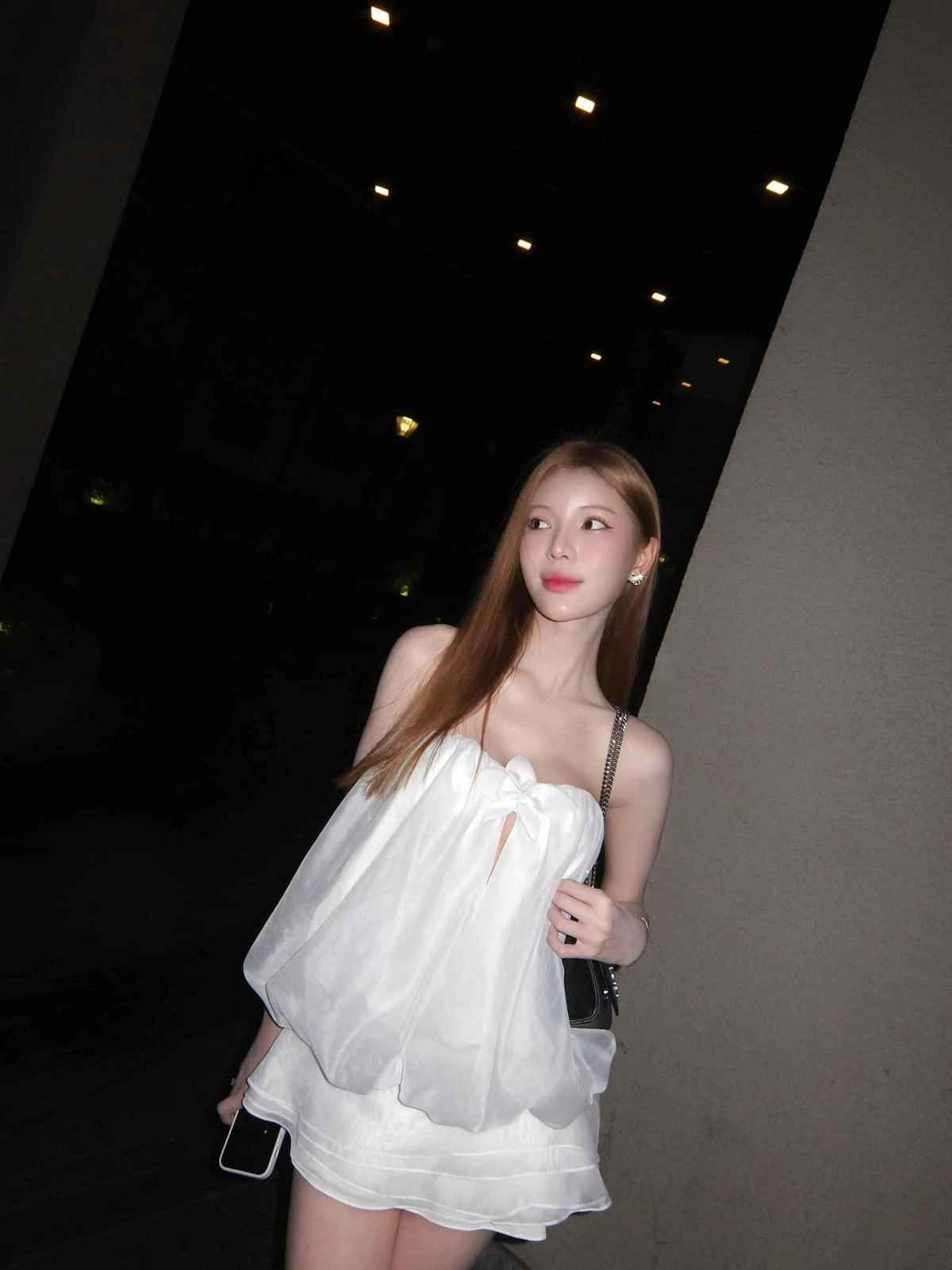 Không chỉ ghi dấu ấn bởi tài năng và vẻ đẹp ngọt ngào mà nàng Á hậu trẻ tuổi còn có gu thời trang đời thường đầy ấn tượng.