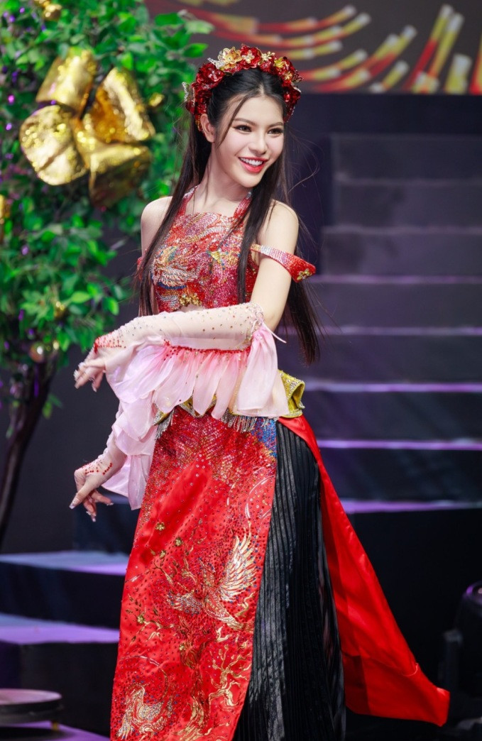 Yếu tố khiến phong cách của Tường San thêm phần thu hút, vừa gợi cảm nhưng vẫn giữ được vẻ thanh lịch.