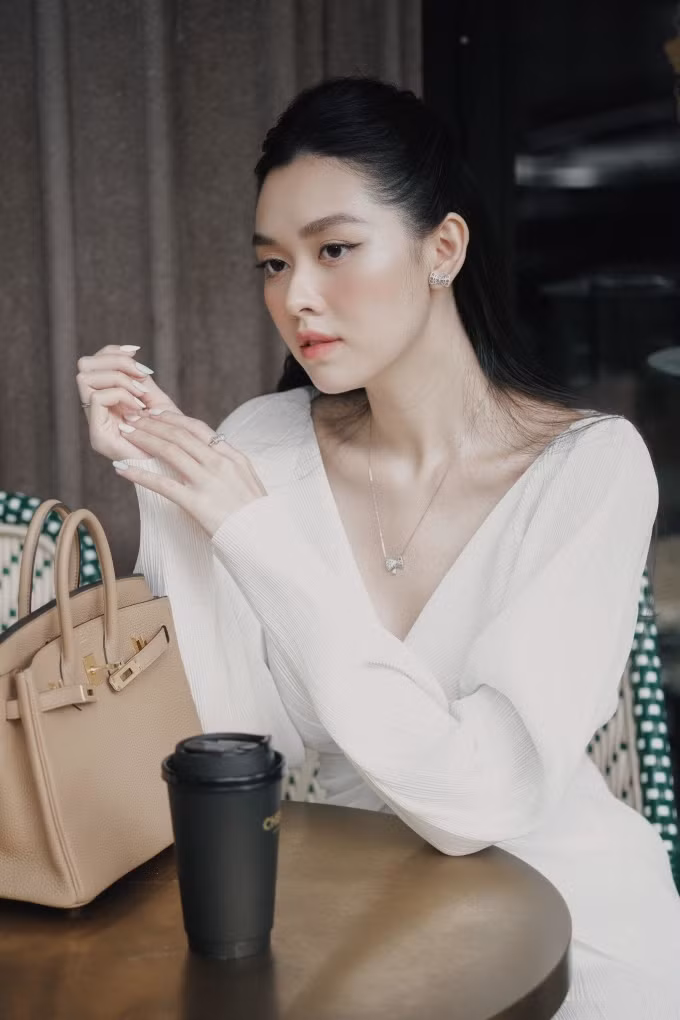 Với những sự kiện đời thường, Á hậu Tường San cũng biết cách làm dịu hình ảnh bằng các trang phục tối giản. Những bộ đồ kín đáo nhưng có thiết kế độc đáo thường giúp cô trông thanh lịch, nhẹ nhàng hơn.