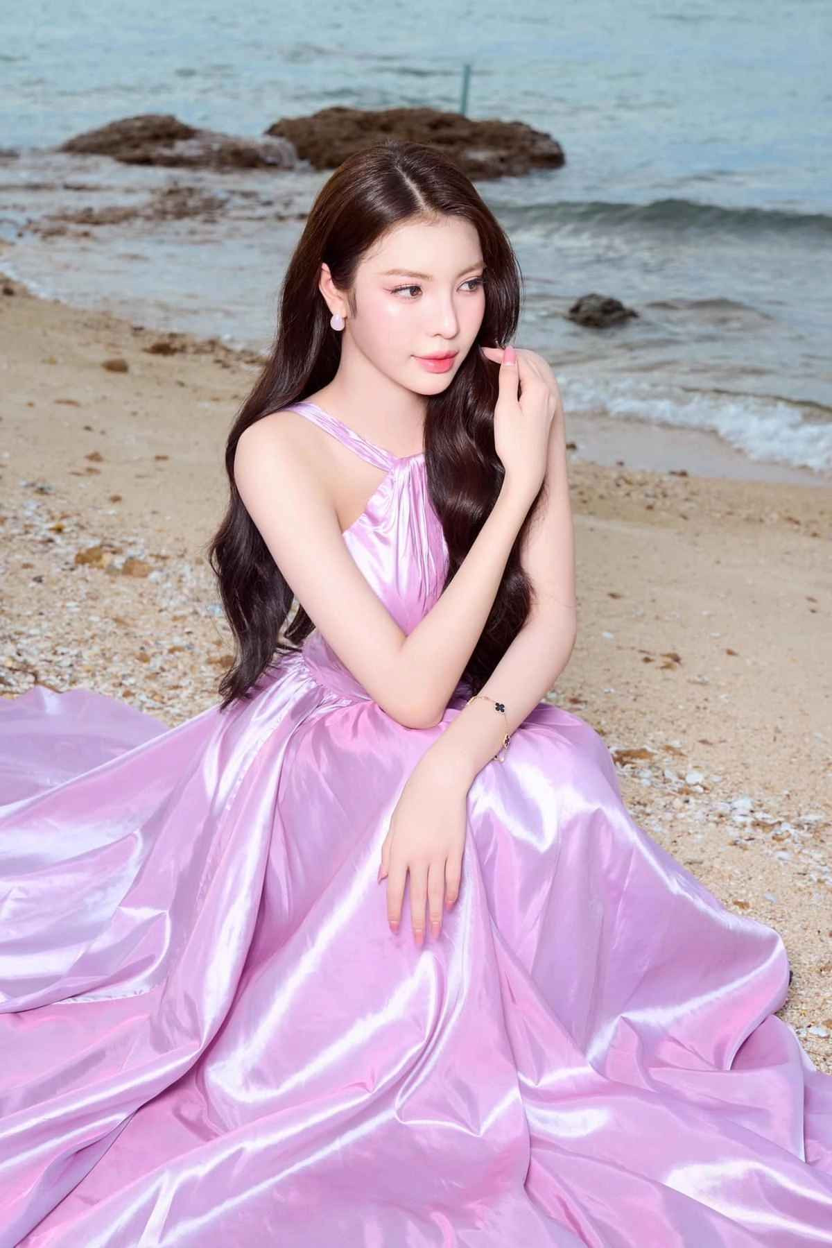 Sự nữ tính ấy không làm lu mờ nét quyến rũ đặc trưng của Á hậu Tường San. Cô thường khéo léo lựa chọn những thiết kế có điểm nhấn tinh tế, như các kiểu váy khoét lưng hoặc ôm sát vừa đủ để tôn lên đường cong cơ thể.