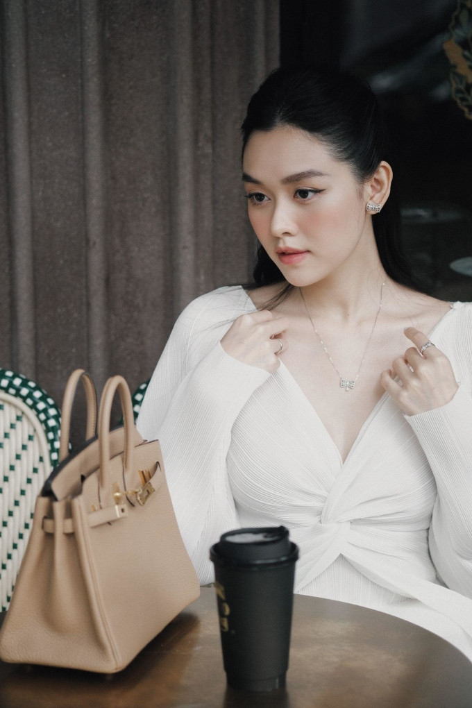 Một điểm đặc biệt trong phong cách của Tường San là khả năng biến hóa linh hoạt. Cô không bó buộc mình trong những gam màu dịu dàng, mà đôi lúc “đổi gió” với những trang phục mang sắc màu nổi bật hoặc họa tiết bắt mắt. Những gam màu này không chỉ làm nổi bật làn da mà còn giúp cô toát lên vẻ trẻ trung, năng động.