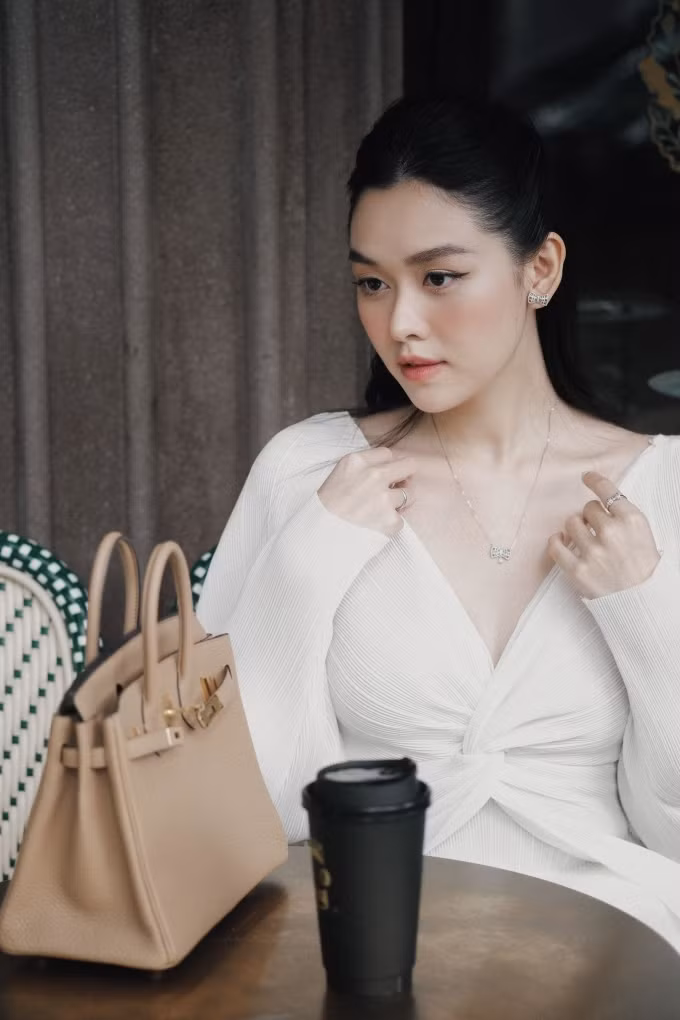 Một điểm đặc biệt trong phong cách của Tường San là khả năng biến hóa linh hoạt. Cô không bó buộc mình trong những gam màu dịu dàng, mà đôi lúc “đổi gió” với những trang phục mang sắc màu nổi bật hoặc họa tiết bắt mắt. Những gam màu này không chỉ làm nổi bật làn da mà còn giúp cô toát lên vẻ trẻ trung, năng động.