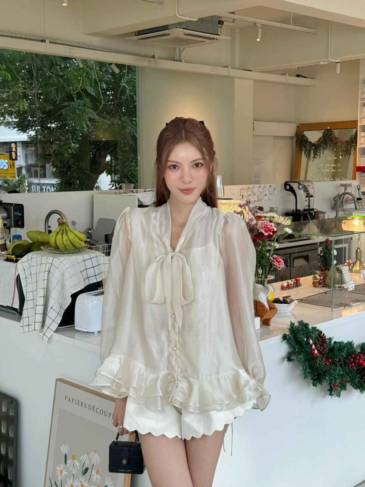 Phong cách đời thường của Á hậu Tường San ưu tiên sự nữ tính và ngọt ngào.