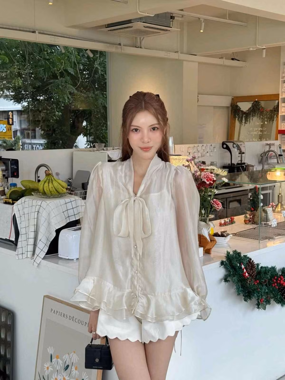 Phong cách đời thường của Á hậu Tường San ưu tiên sự nữ tính và ngọt ngào.