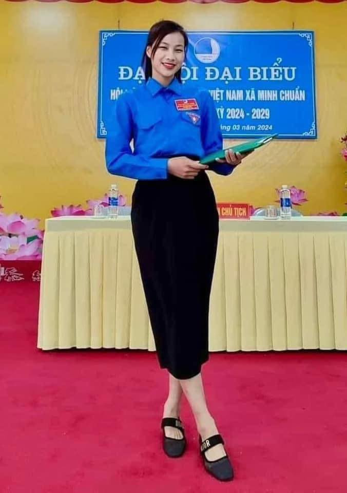 Cô giáo trong ảnh đang viral khắp cõi mạng là Hoàng Minh Diệp, giáo viên mầm non. Cô công tác tại trường Minh Chuẩn từ năm 2019, là giáo viên dạy giỏi được học sinh yêu mến.