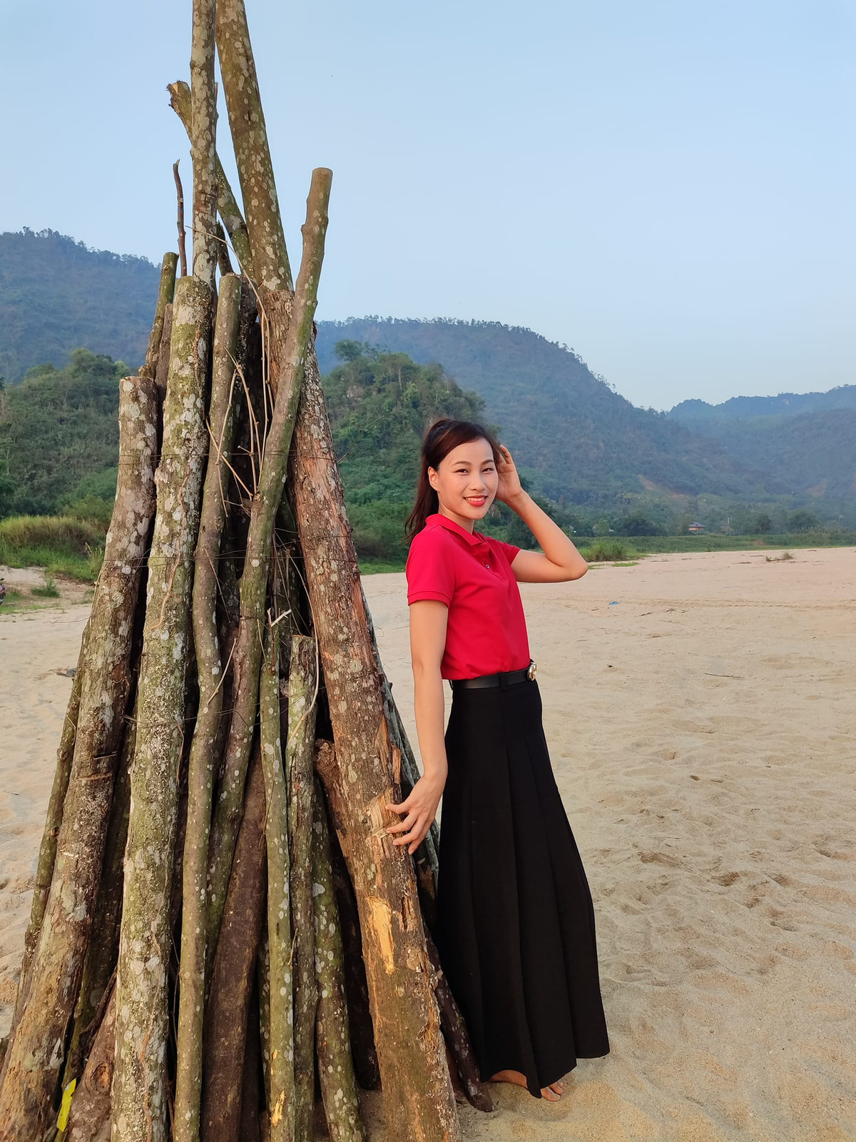 Về hình ảnh đẹp của cô giáo Hoàng Minh Diệp đang được cộng đồng mạng ngợi khen, Hiệu trưởng Trường Tiểu học và THCS Minh Chuẩn cho biết - hôm đó, nhà trường chỉ đăng lên mạng xã hội để động viên các giáo viên, đồng thời để mọi người chia sẻ với thầy cô giáo kiên cường khắc phục sau lũ.