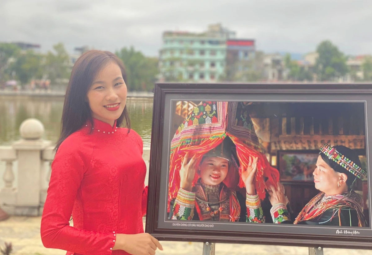 Theo tìm hiểu, nhà cô Diệp ngay đối diện trường nên cùng một số nam đồng nghiệp cố bám trụ lại trường. Nữ giáo viên là một trong những người đầu tiên cập nhật hình ảnh nhà trường.