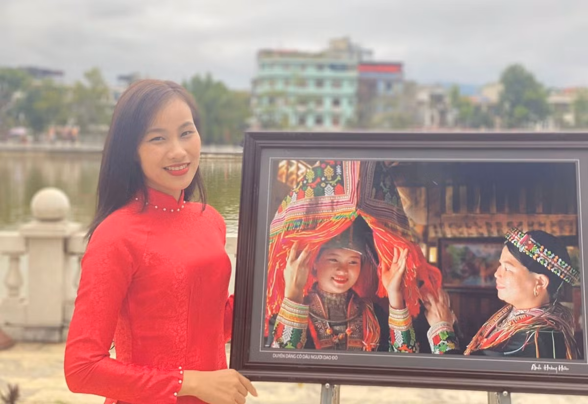 Theo tìm hiểu, nhà cô Diệp ngay đối diện trường nên cùng một số nam đồng nghiệp cố bám trụ lại trường. Nữ giáo viên là một trong những người đầu tiên cập nhật hình ảnh nhà trường.