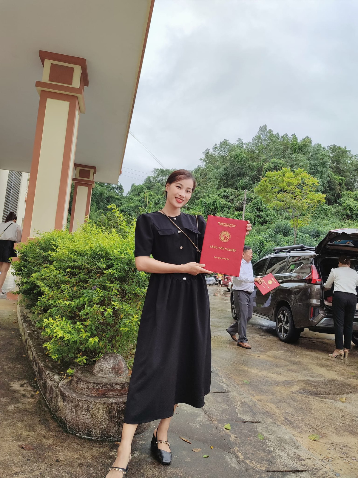 Hình ảnh của cô giáo trẻ Hoàng Minh Diệp - nhân vật đang được viral khắp cõi mạng nhờ bức ảnh lấm lem bùn đất dọn trường sau bão Yagi.