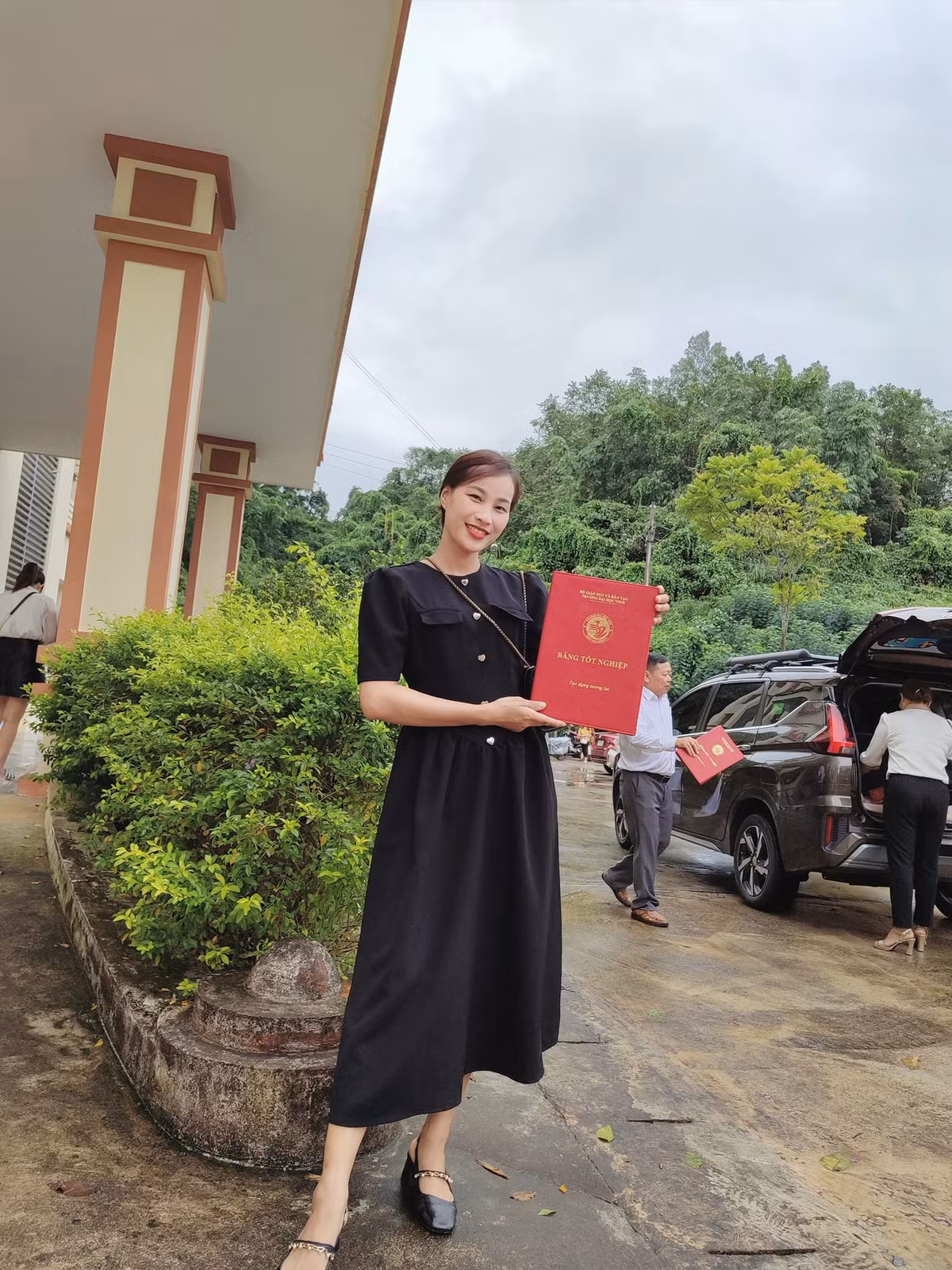 Hình ảnh của cô giáo trẻ Hoàng Minh Diệp - nhân vật đang được viral khắp cõi mạng nhờ bức ảnh lấm lem bùn đất dọn trường sau bão Yagi.