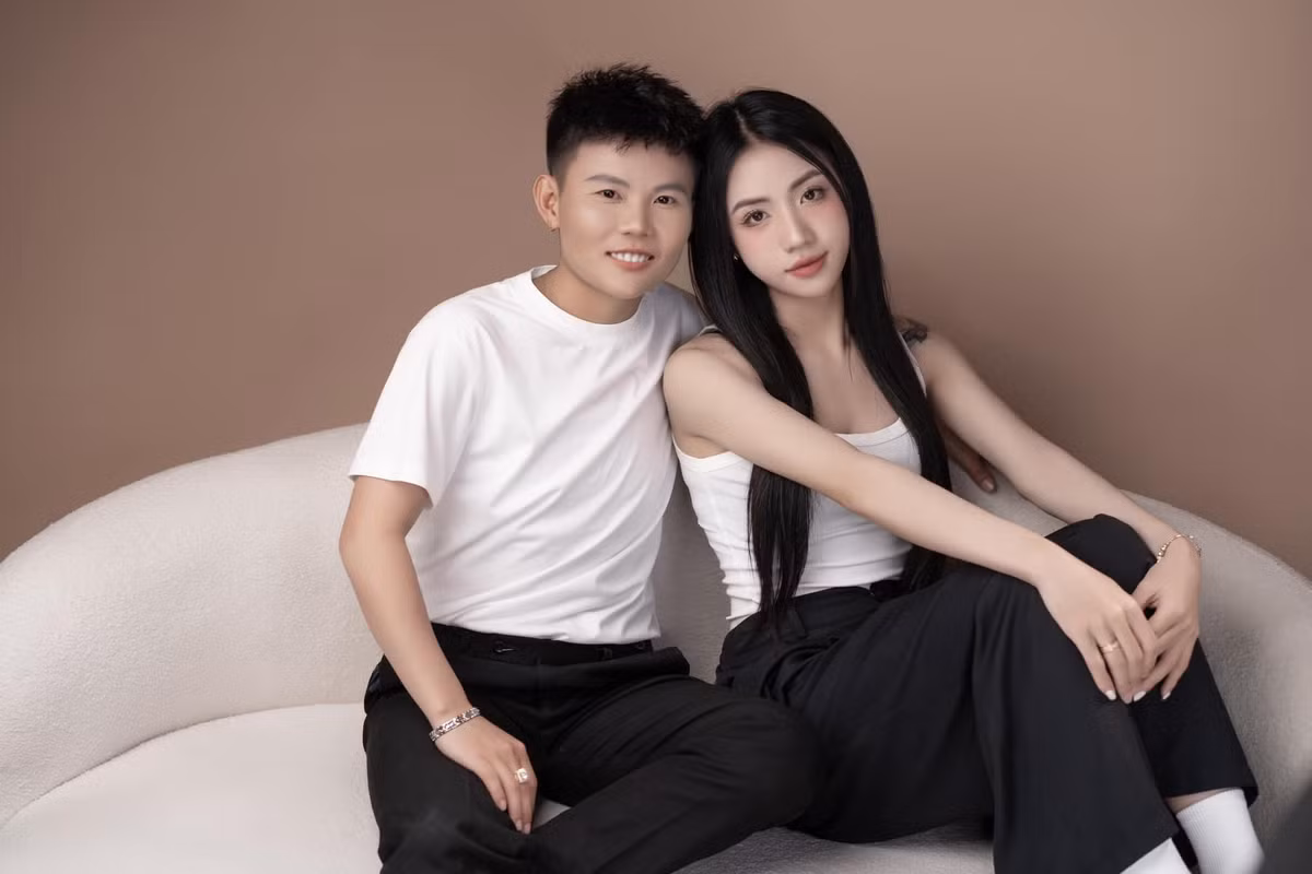 Đến ngày 24/9, Trần Thị Duyên khoe ảnh chung với Bích Thùy lên mạng xã hội. Cả hai không ngại tương tác thân mật và cùng mặc đồ màu trắng.