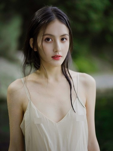 Tuy nhiên, tên tuổi của "nữ thần Trung Quốc" thật sự chỉ được biết tới rộng rãi sau khi bộ ảnh tắm suối được đăng tải lên mạng xã hội.