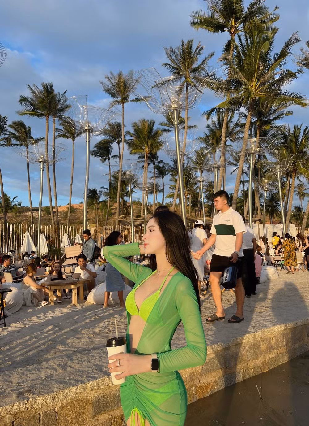 Ở tuổi 26, mỹ nhân gốc Đắk Nông khiến nhiều người xuýt xoa trước body thon gọn, vòng eo không chút mỡ thừa.