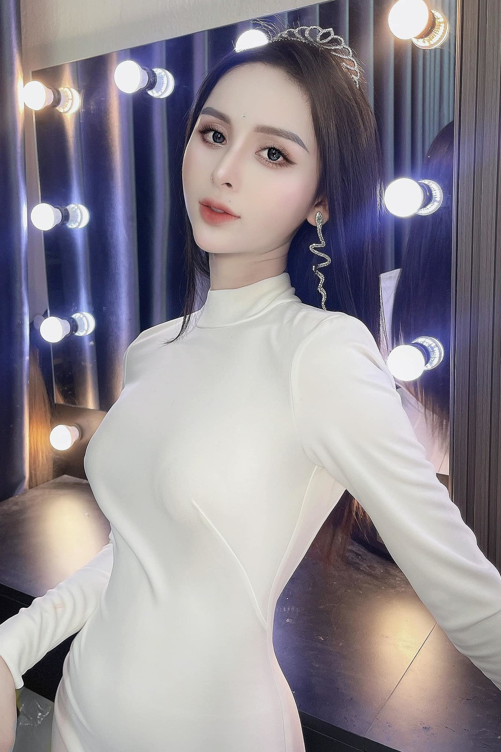 Ngoài ra, gu ăn mặc thường ngày của Tường Vi cũng được đánh giá cao. Cô chủ yếu dành cảm tình cho những outfit trẻ trung, nữ tính, giúp tôn dáng.