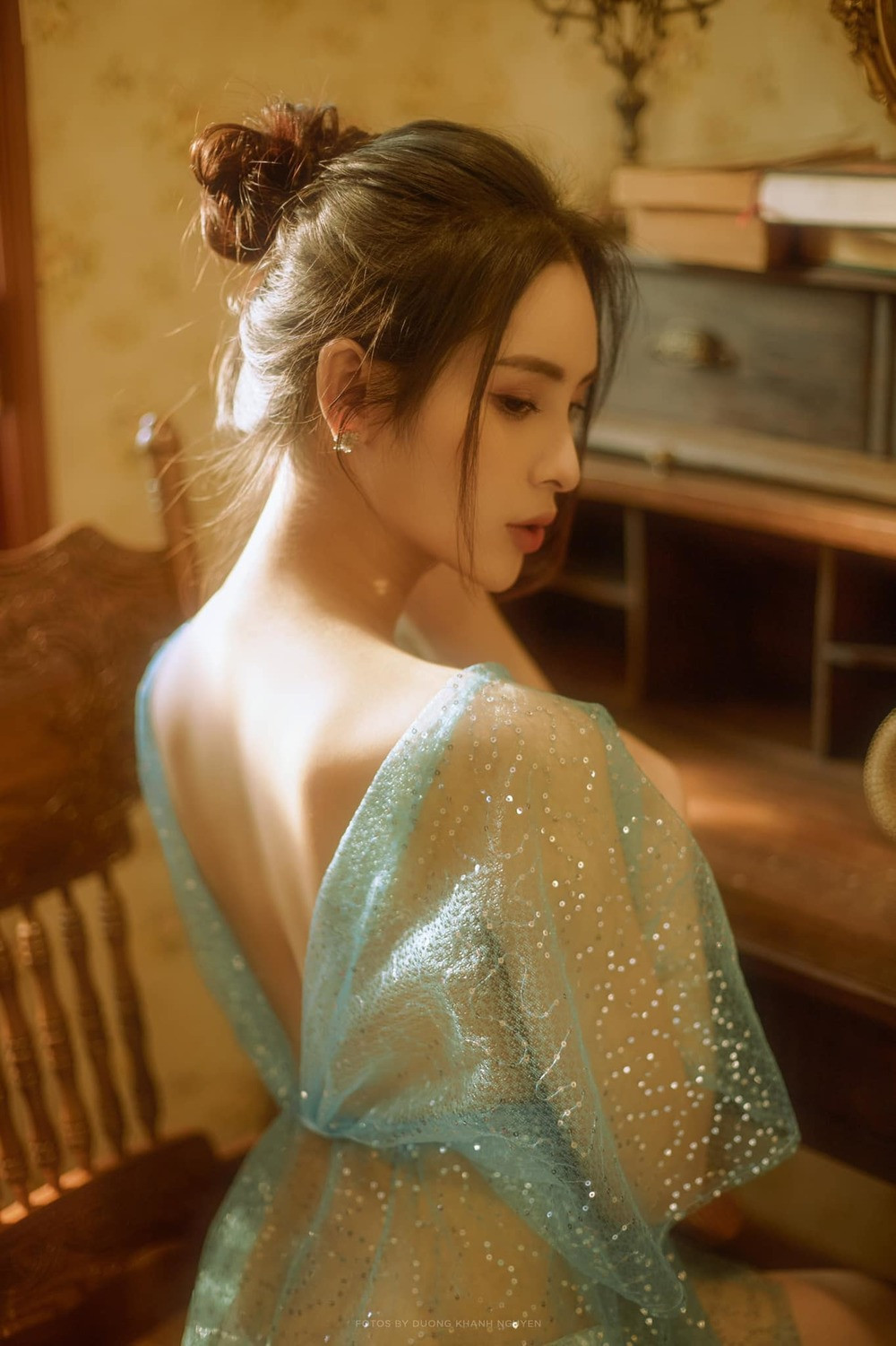 "Cứ mỗi lần đi đám cưới là mình bị mắc kẹt giữa câu: Phải thật xinh đẹp lộng lẫy đê tôn trọng mọi ánh nhìn, hay là ăn mặc bình thường để nhường spotlight cho cô dâu", Tường Vi tâm sự.