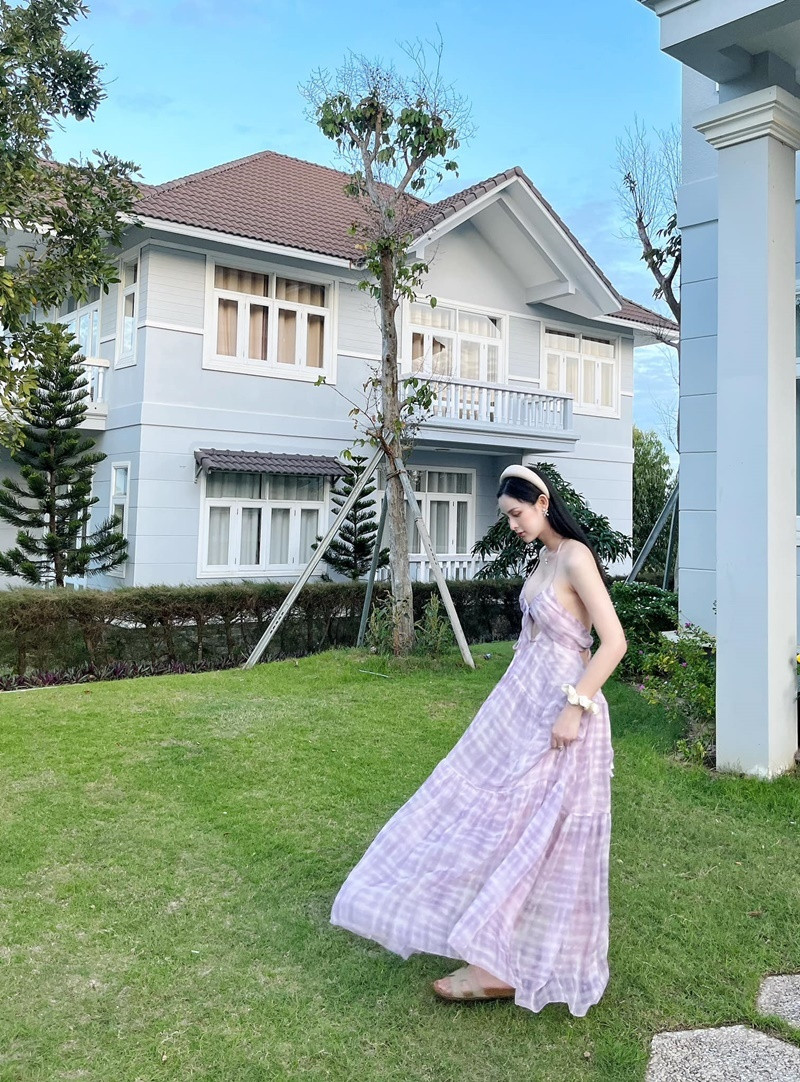 Phong cách thời trang của Tường Vi cũng trở thành tâm điểm bàn luận của netizen, đặc biệt là thời trang dự tiệc cưới.