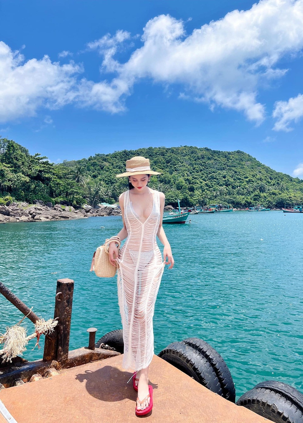 Nhận biết được lợi thế hình thể, Tường Vi thường xuyên chia sẻ những khung ảnh thả dáng ở biển. Cô chọn những bộ cánh cắt khoét mạnh tay song mang tông màu nổi giúp tôn làn da trắng.