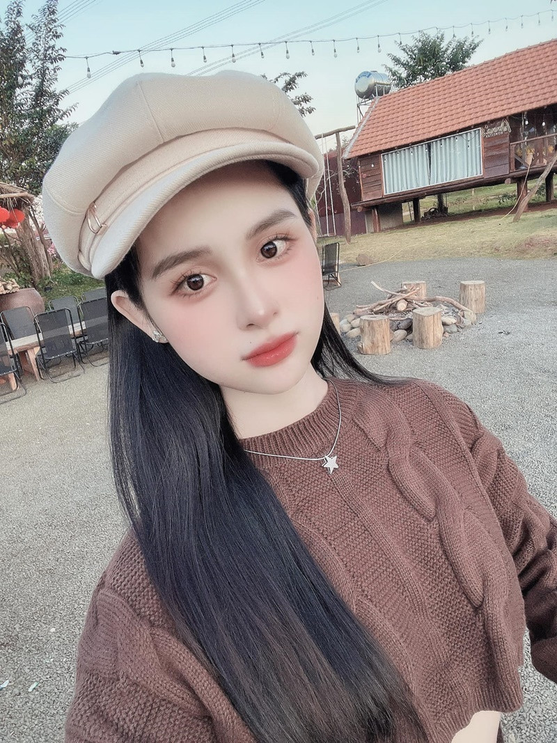 Làm khách mời trong ngày vui của bạn bè, người thân, mỹ nhân chuyển giới nổi bật không kém cô dâu bởi nét đẹp nhẹ nhàng, yêu kiều khi khoác lên mình những bộ váy nữ tính. Đây cũng là nỗi "khổ tâm" của người đẹp.