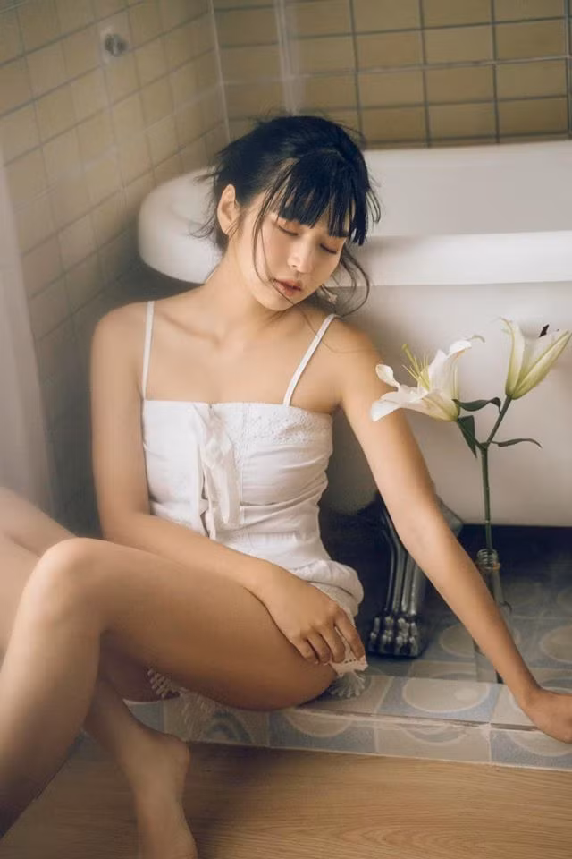 Khánh Vân sở hữu khuôn mặt trẻ con mũm mĩm với đôi má lúm đồng tiền duyên dáng, thế nhưng body của cô nàng lại ngược hẳn.