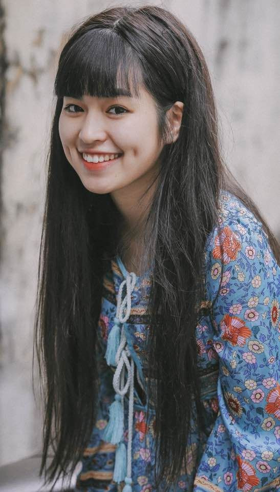 Khánh Vân chỉn chu trong cả việc lựa chọn giày dép nữa; cô thường tô điểm cho set đồ những items như: giày sneakers trắng, sandals hay dép lê đính nơ cực điệu; tất cả đều kết hợp thật “ngọt” với set váy áo cô đang diện.