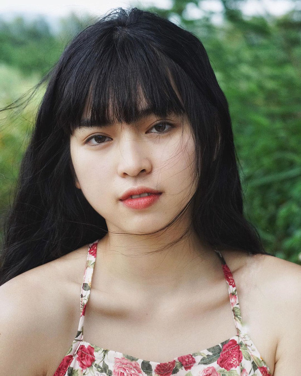 Hot girl Khánh Vân nổi lên nhờ loạt ảnh selfie của cô lan truyền trong các diễn đàn trai xinh gái đẹp. Ngoài ra, cô nàng còn làm mẫu cho một số shop thời trang mang phong cách đáng yêu.